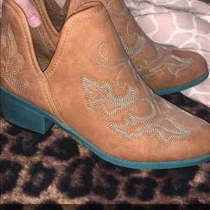 Western shoes! Super cute! Only been tried on